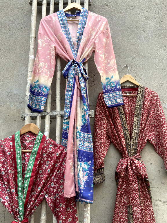 Vintage Sari dressing gown / kimono ( AI - 20)